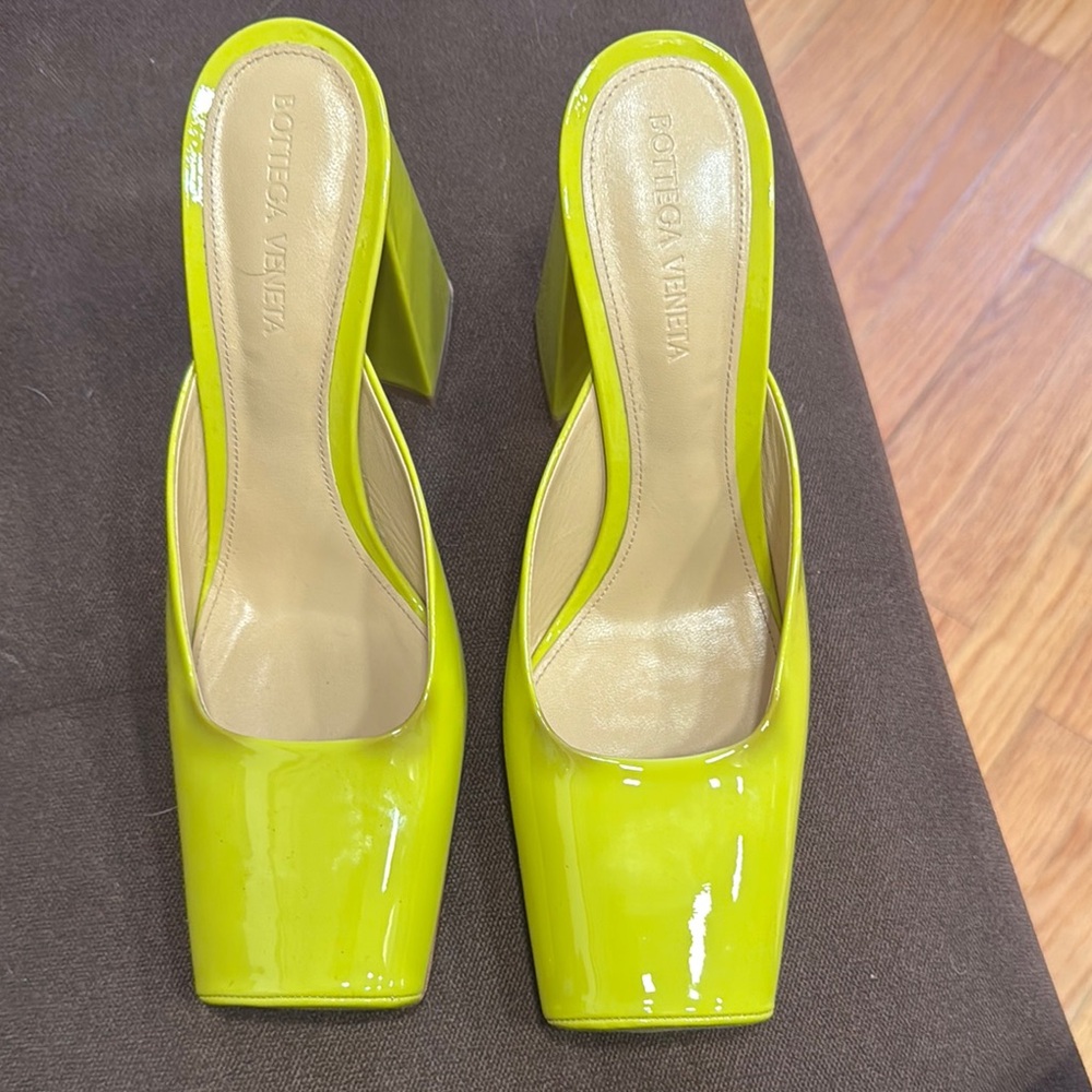 Bottega Veneta Green Patent Leather Mules with Square Toe